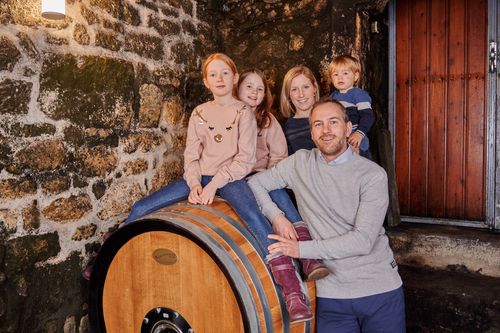 Die Winzerfamilie Artner im Weinkeller