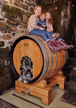 Die nächste Generation der Winzerfamilie am Weinfass