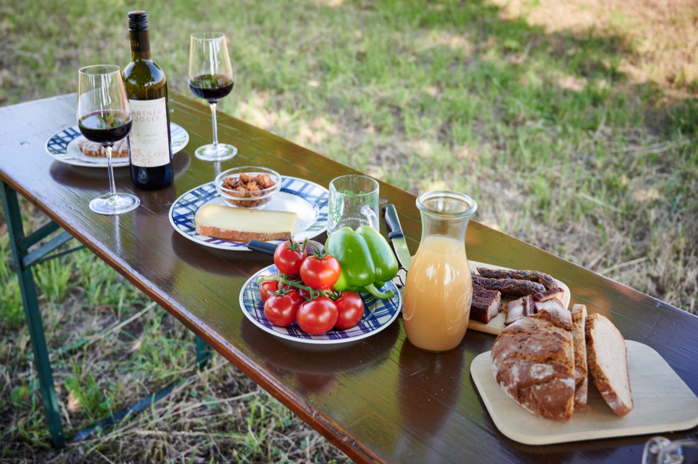 Picknickkorb mit Artner-Weinen im Gras