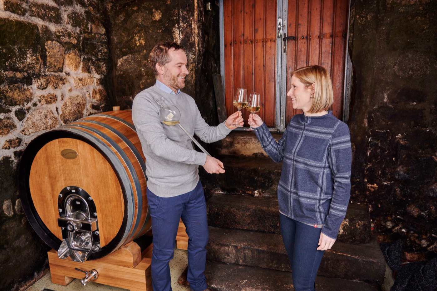 Anstoßen mit Artner-Wein im Gewölbekeller